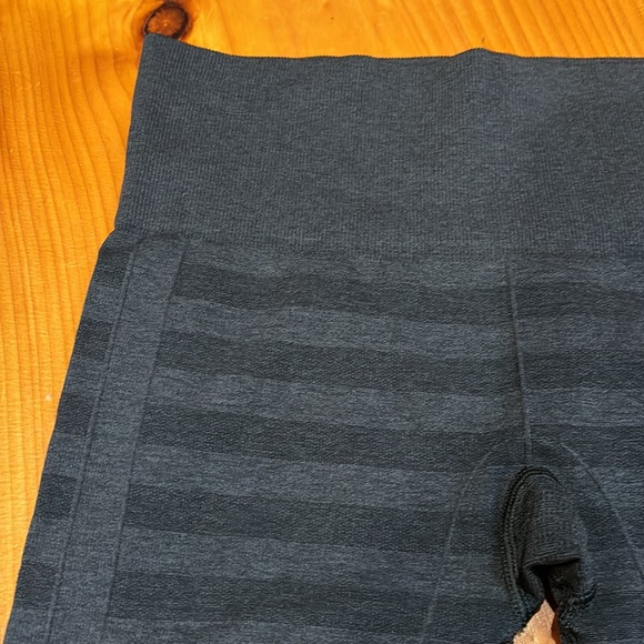 LULULEMON 4 In The Flow Crop Striped Black Charcoal Seamless - Picture 6 of 8